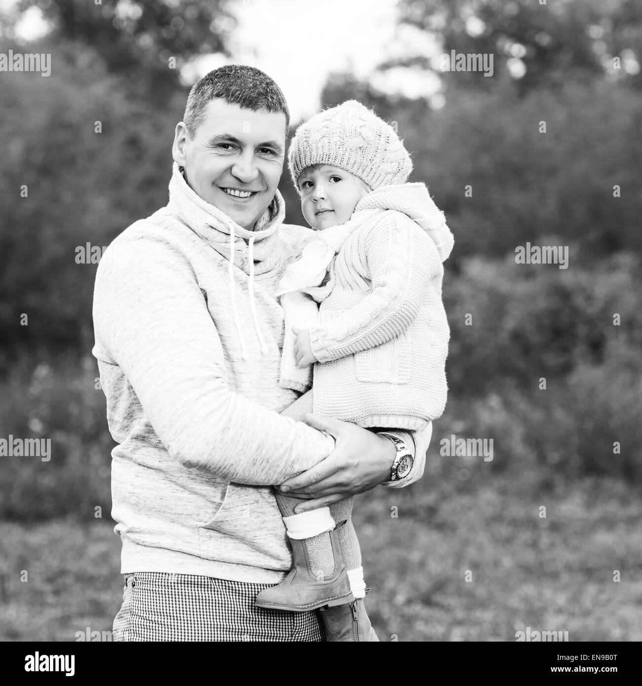 Glückliche junge Vater seine kleine Tochter hielt Stockfoto