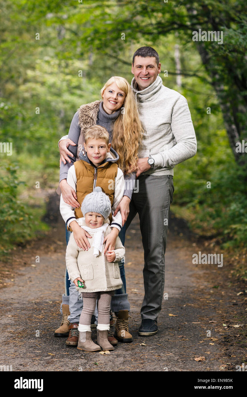 Familie im Herbst park Stockfoto