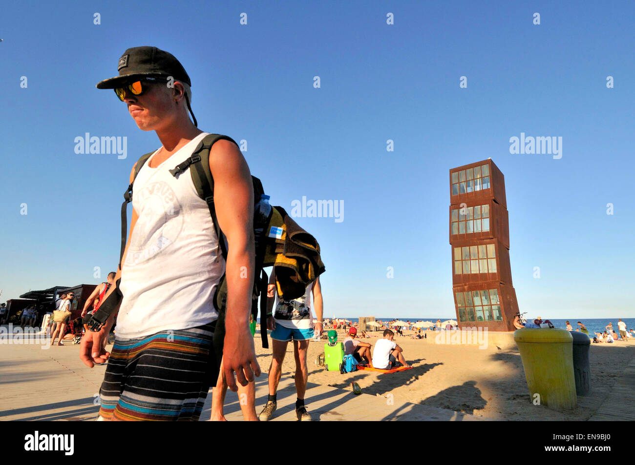 Skulptur 'L´estel Ferit' (dem verletzten Star) 1992, von Rebecca Horn am Strand Barceloneta, Barcelona Stockfoto