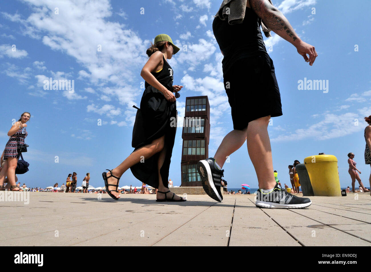 Skulptur 'L´estel Ferit' (dem verletzten Star) am Strand von Barceloneta, Barcelona, Katalonien, Spanien. Stockfoto