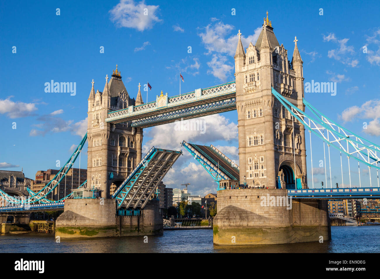 Tower Bridge offen"" über den Fluss Themse in London. Stockfoto