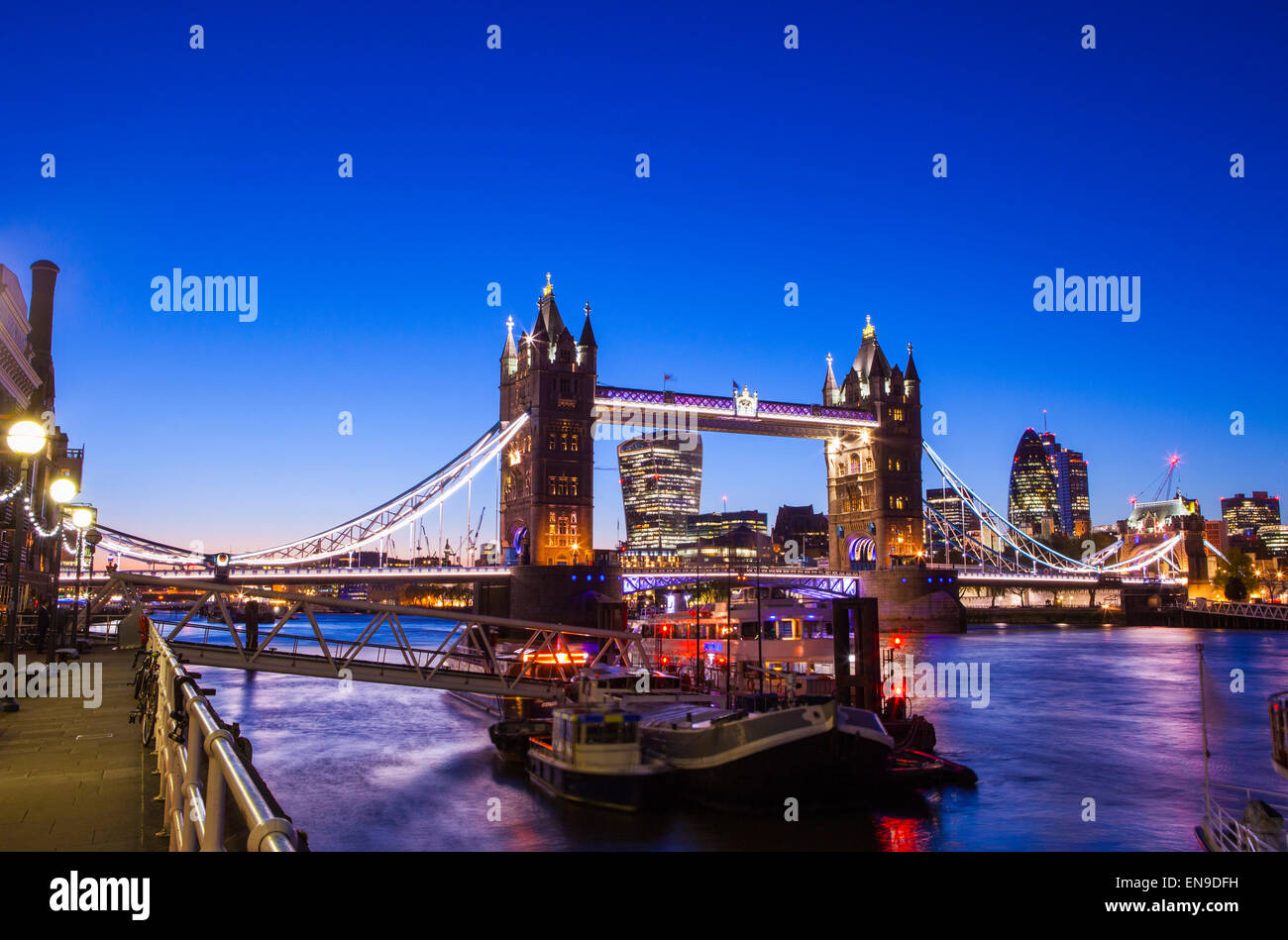 Dämmerung-Zeit Blick auf Tower Bridge und die Themse in London. Stockfoto