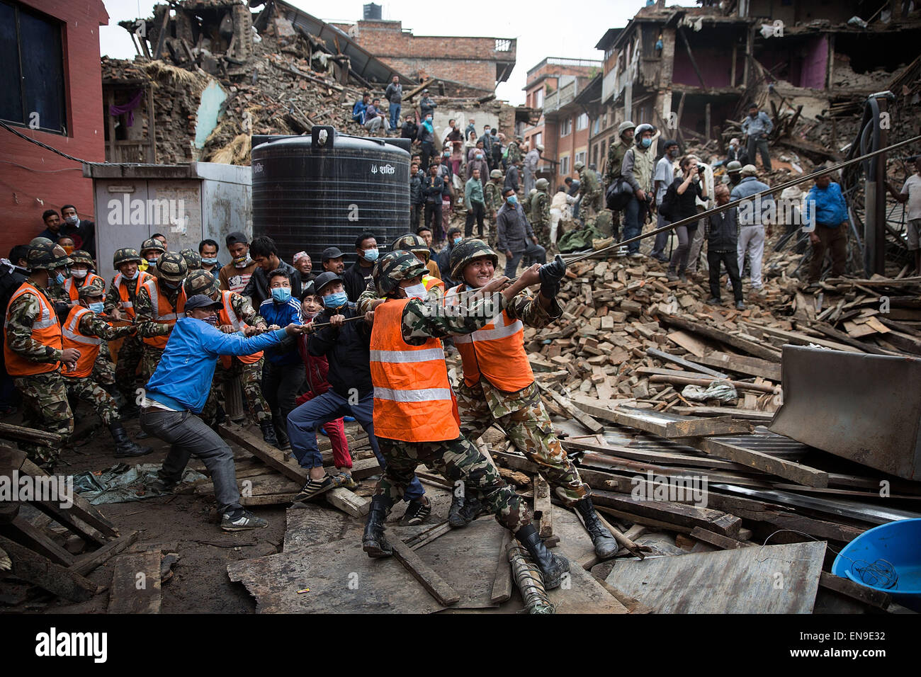 Kathmandu, Nepal. 30. April 2015. Nepalesische Soldaten und Zivilisten versuchen einen gefährlichen Teil der schwer beschädigten Wand herunterziehen, die in Bhaktapur, Nepal einsturzgefährdet ist. Am 25. April 2015 erlitt Nepal eine Erdbeben der Stärke 7,8 über 5.000 Menschen getötet und Tausende mehr zu verletzen. Bildnachweis: Taylor Weidman/ZUMA Draht/Alamy Live-Nachrichten Stockfoto