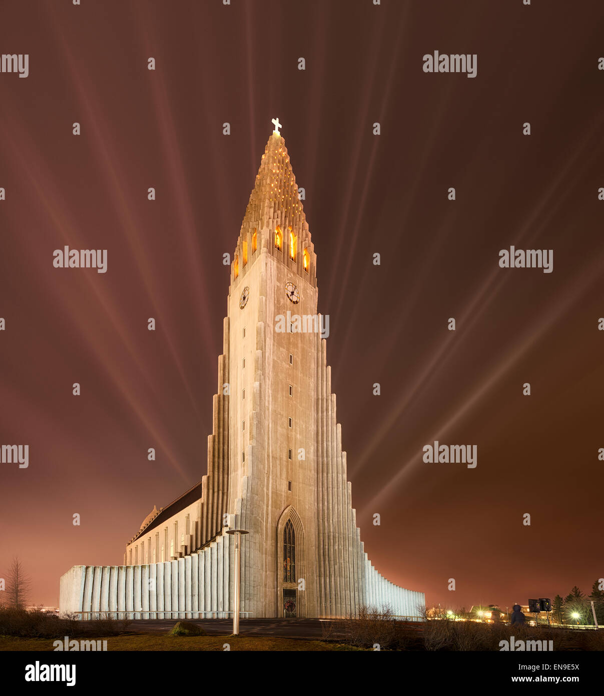 Licht-Show über Hallgrimskirkja Kirche. Die jährlichen Winter Lights Festivals, Reykjavik, Island Stockfoto