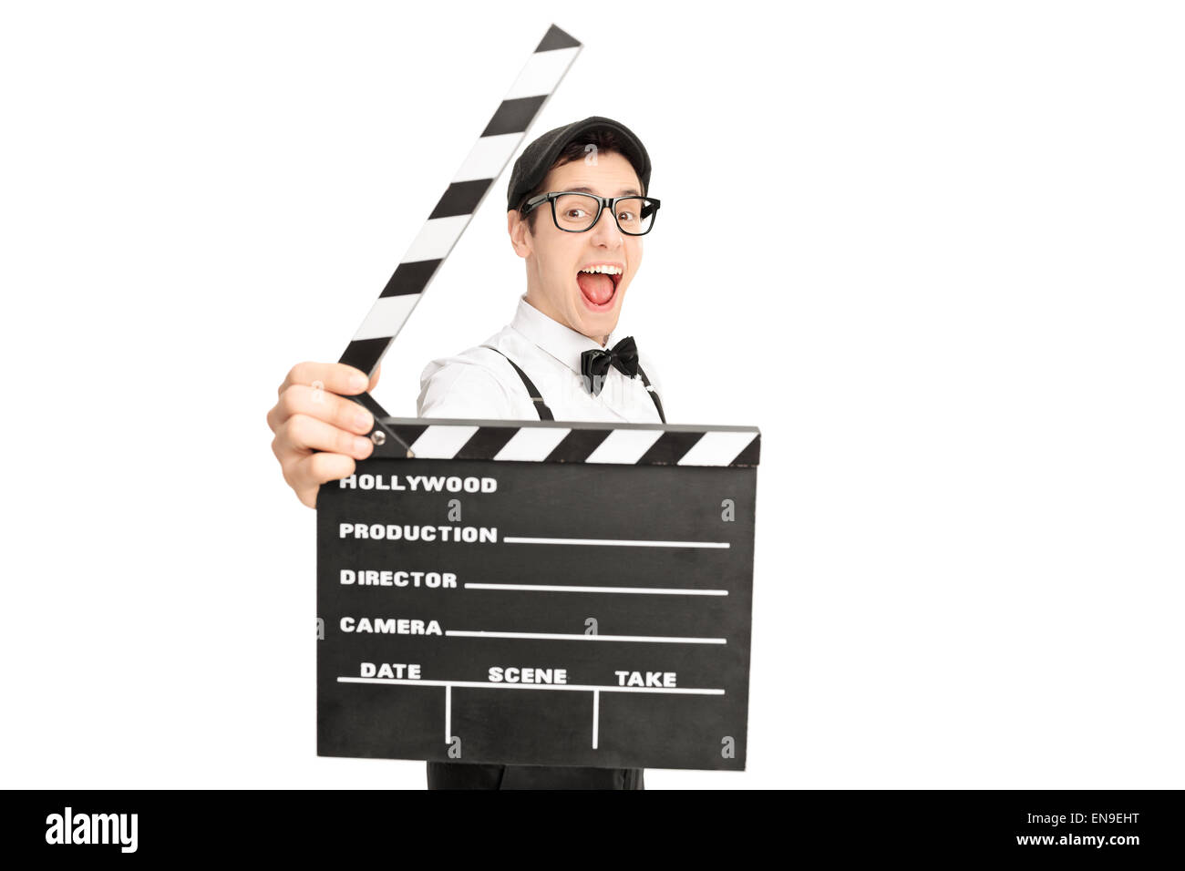 Begeistert junge männliche Filmdirektor posiert hinter einer Filmklappe isoliert auf weißem Hintergrund Stockfoto