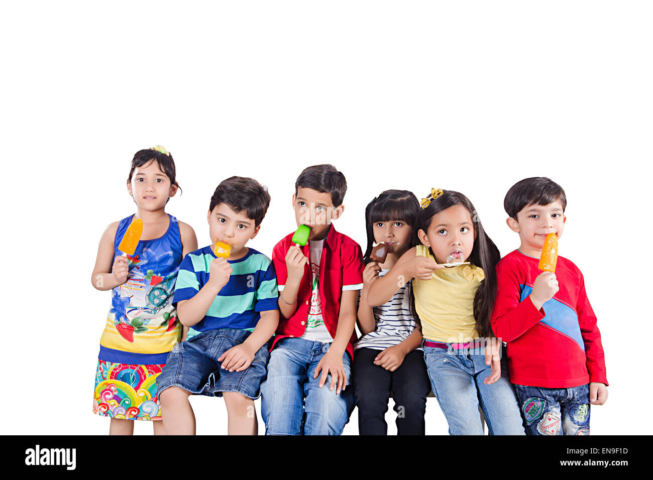 indische Kinder Gruppe Freunde essen Eis Stockfoto