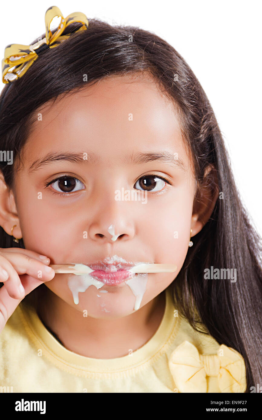 1 indische Kinder Mädchen essen Eis Stockfoto