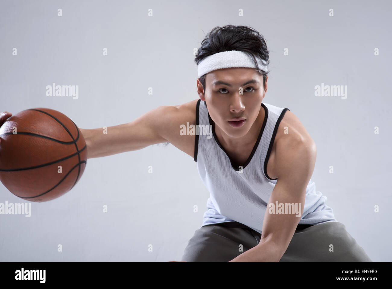 Junger Mann, Basketball spielen Stockfoto