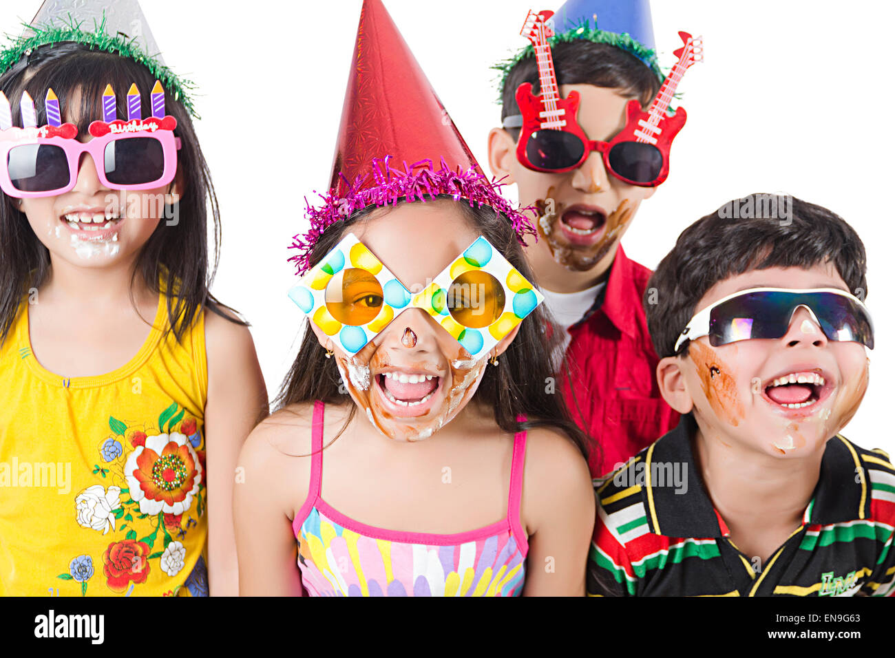 4 Personen indische Kinder Freunde Geburtstagsfeier Stockfoto