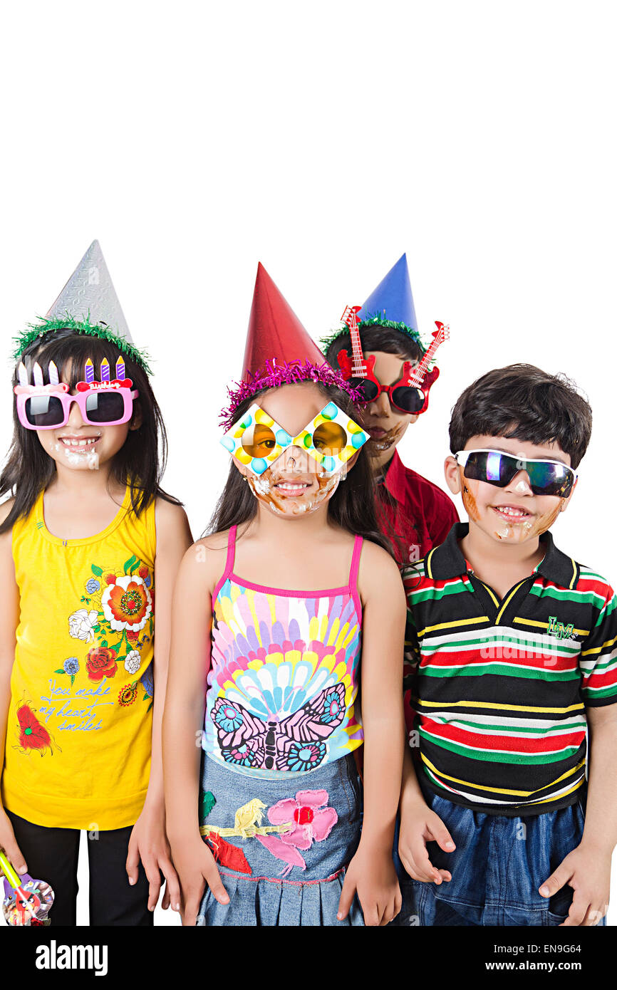 4 Personen indische Kinder Freunde Geburtstagsfeier Stockfoto