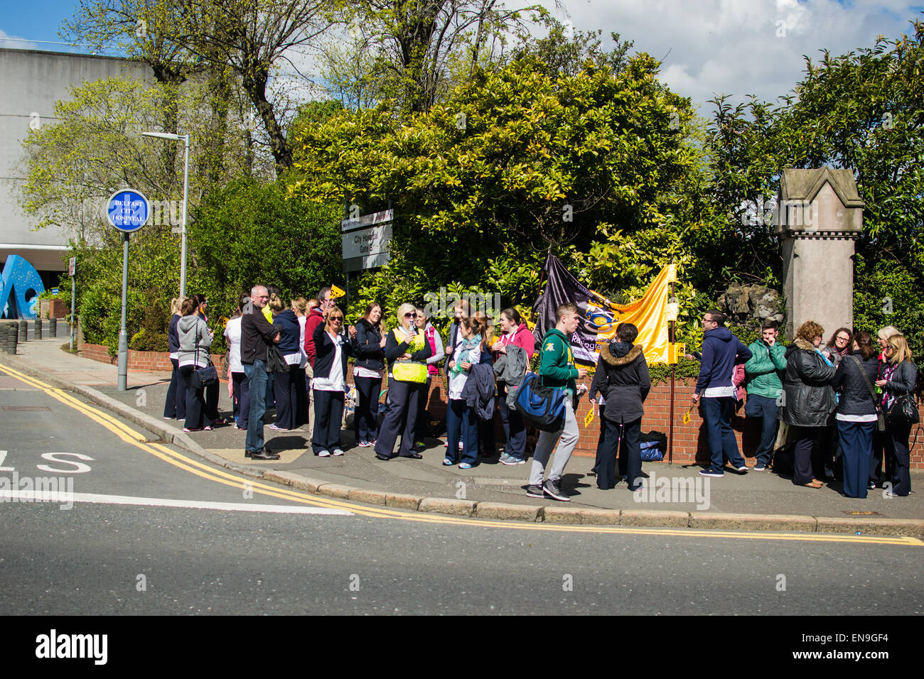 Stadtkrankenhaus, Belfast, UK. 30. April 2015.     Offizielle Streikposten für die Gesellschaft Röntgenassistenten außerhalb City Hospital in Belfast Röntgenassistenten Mitglieder in England, Schottland und Wales habe einen Anstieg von 1 %, aber die Radiographie-Belegschaft in Nordirland haben keine Verpflichtung von übergegangene Regierung Kredit erhalten: Jeffrey Silber/Alamy Live News Stockfoto