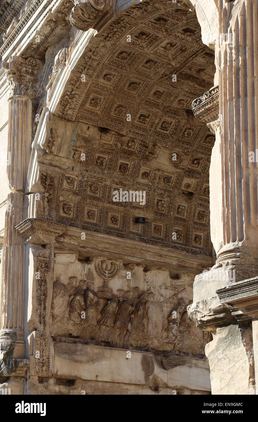 Italien. Rom. Bogen von Titus. 82 n. Chr. von Kaiser Domitian Titus Siege Gedenken errichtet. Verwöhnen von Jerusalem. Stockfoto