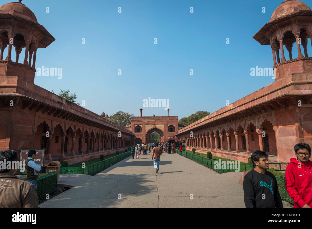 Ein Kolonnaden Eingang/Ausgang im The Taj Mahal, Agra, Indien Stockfoto