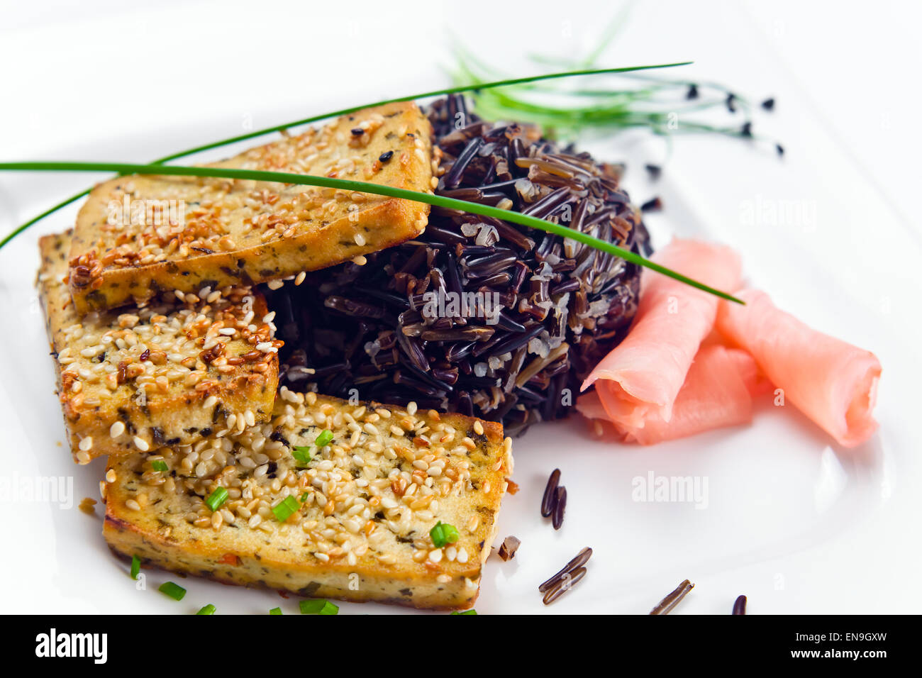 Gegrillter Käse Tofu mit schwarzem Reis und Ingwer Stockfoto