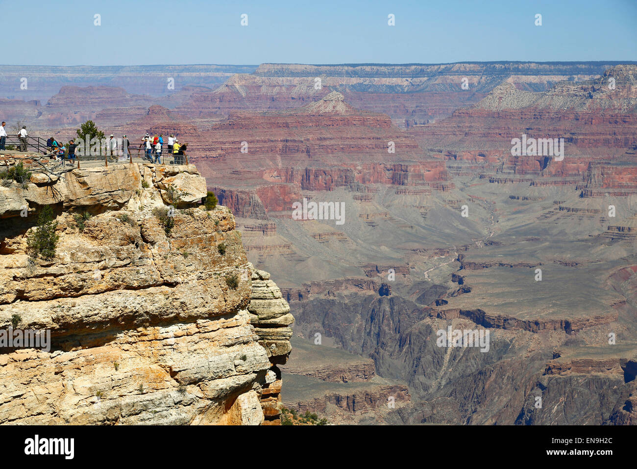 Grand Canyon (Arizona, USA), April 2013: Gruppe von Touristen auf einer Klippe Stockfoto