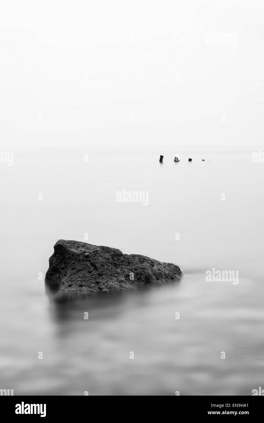 Minimalistische Landschaftsbild der Schiffbruch Ruine im Meer schwarz / weiß Stockfoto