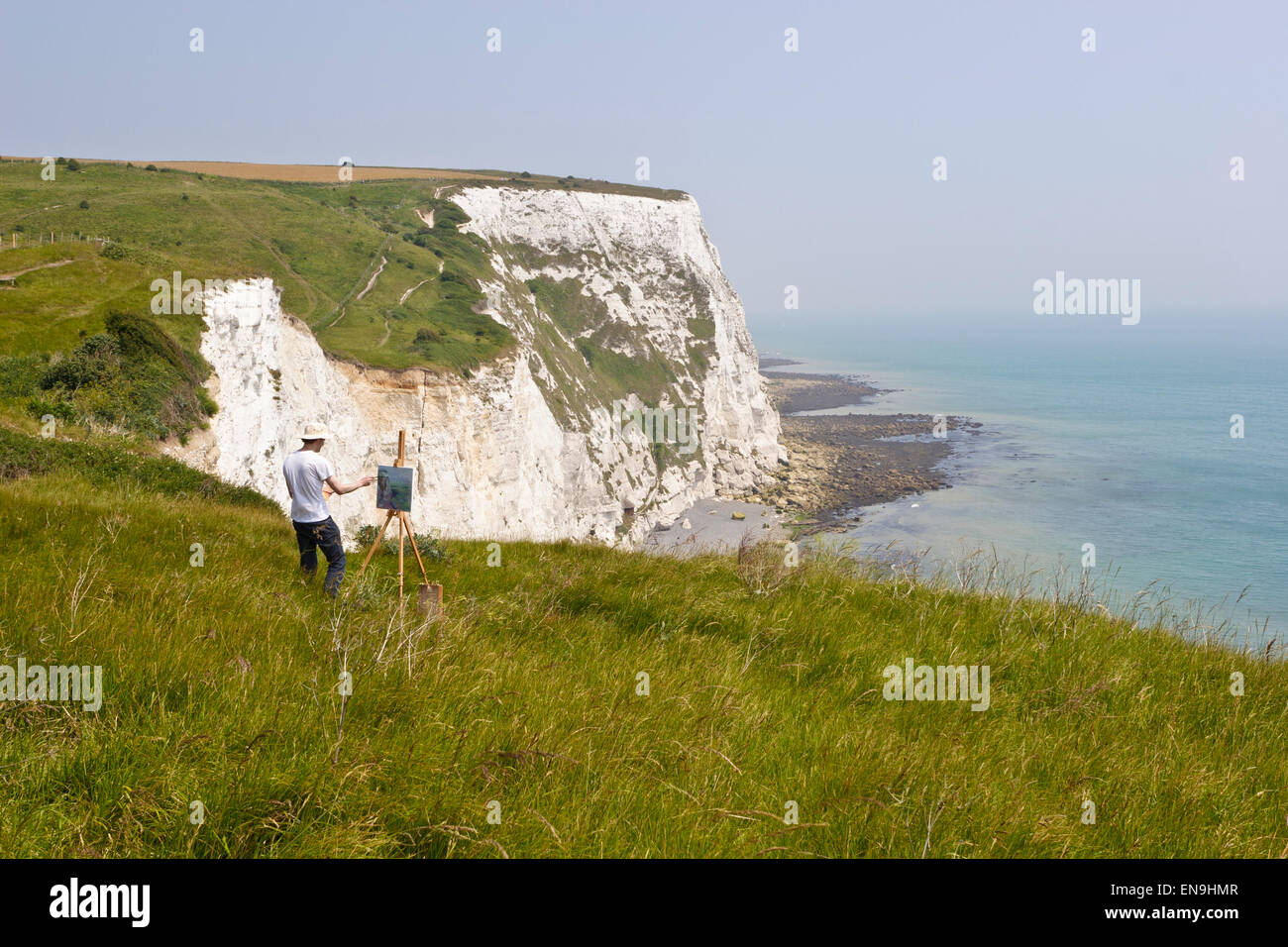 Künstler malen die Küste von Dover Klippen von der Spitze des Hügels kalkhaltigen, Dover, Vereinigtes Königreich. Stockfoto