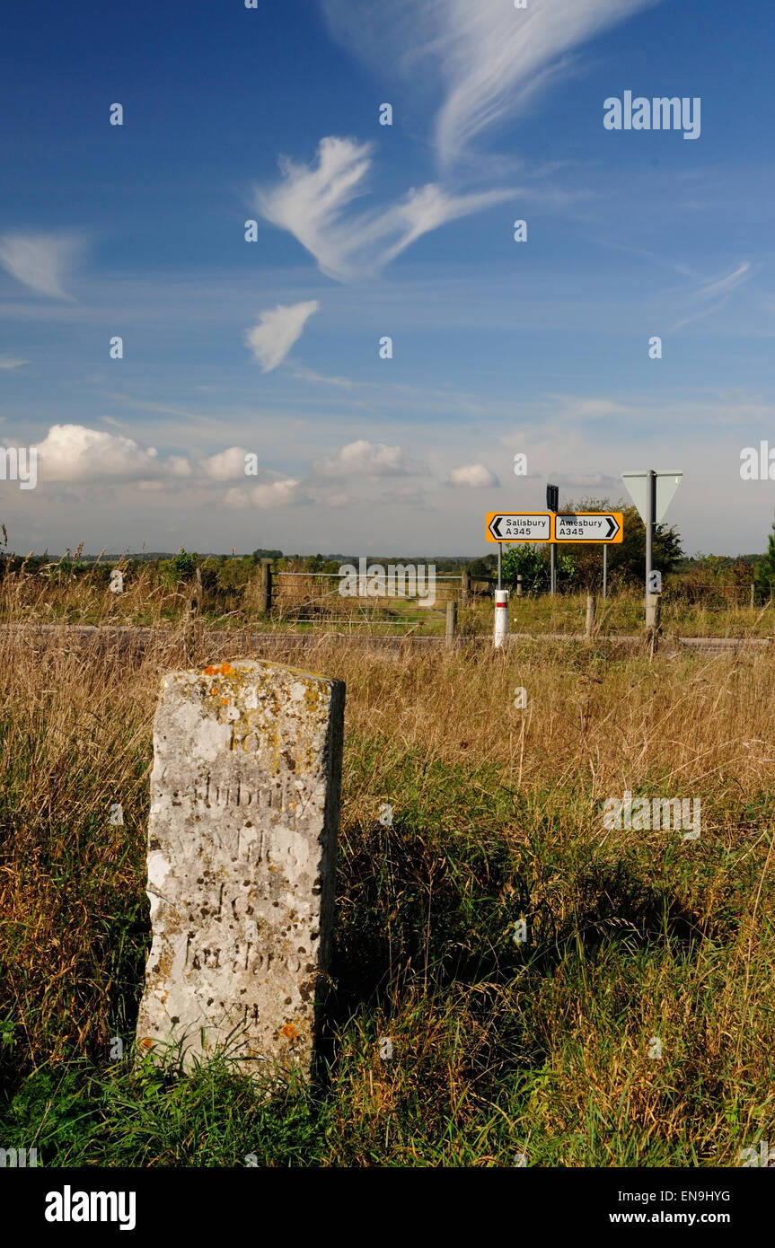 Milestone und moderne Zeichen neben der A345-Straße in der Nähe von Amesbury, Wiltshire. Stockfoto
