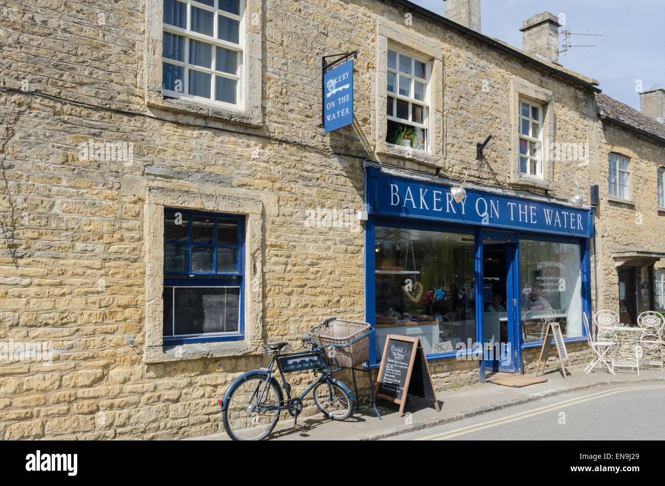 Bäckerei On The Water-Bäcker-Shop in der Cotswold Stadt Bourton auf dem Wasser Stockfoto