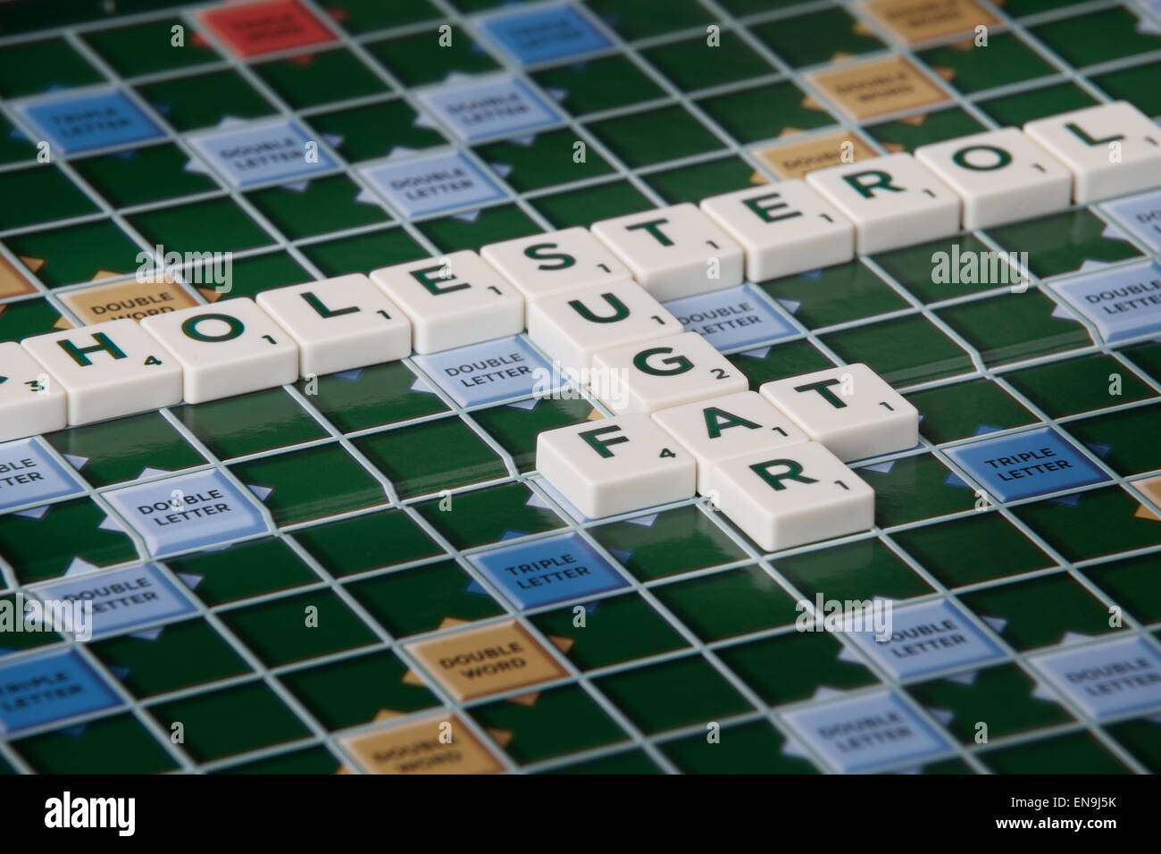 Ein Scrabble-Brett mit den Wörtern, Cholesterin, Zucker und Fett Stockfoto