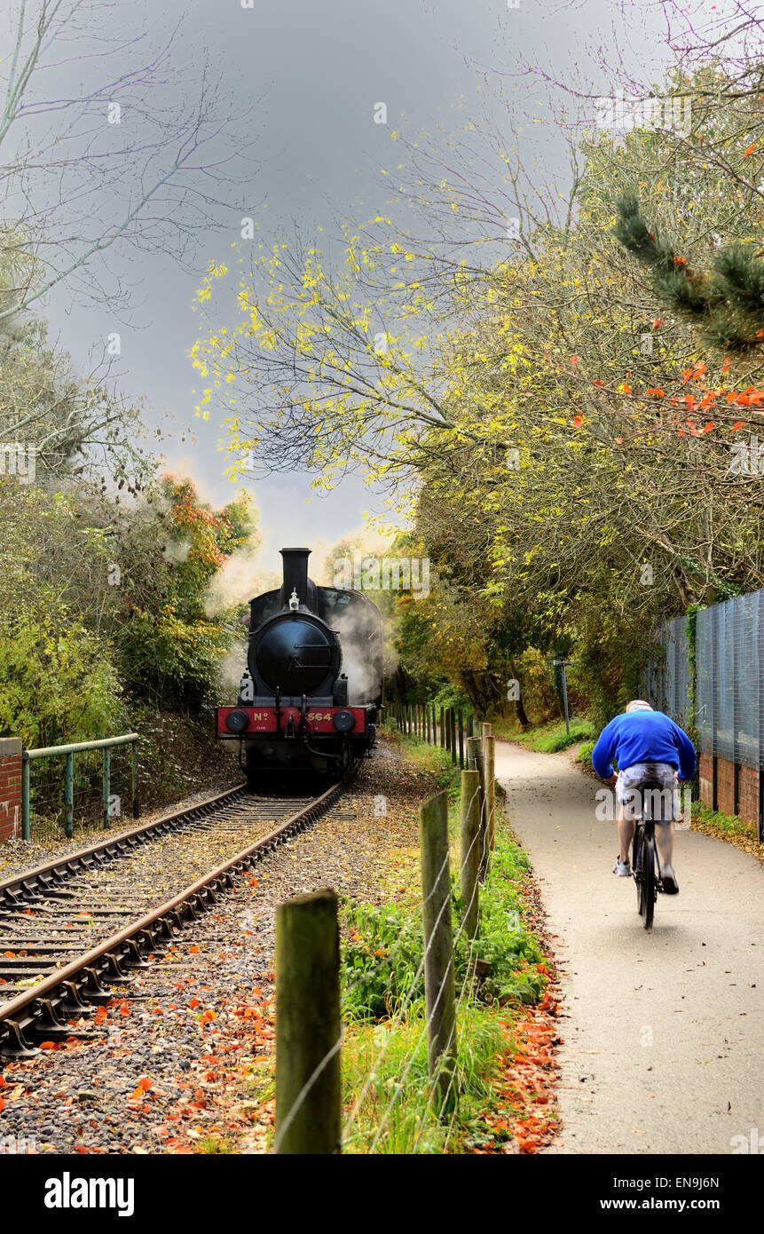 Klasse J15 Nr. 7564 Pässe ein Radfahrer auf dem Bristol & Bad Eisenbahn Weg nahe Bitton Station. Stockfoto