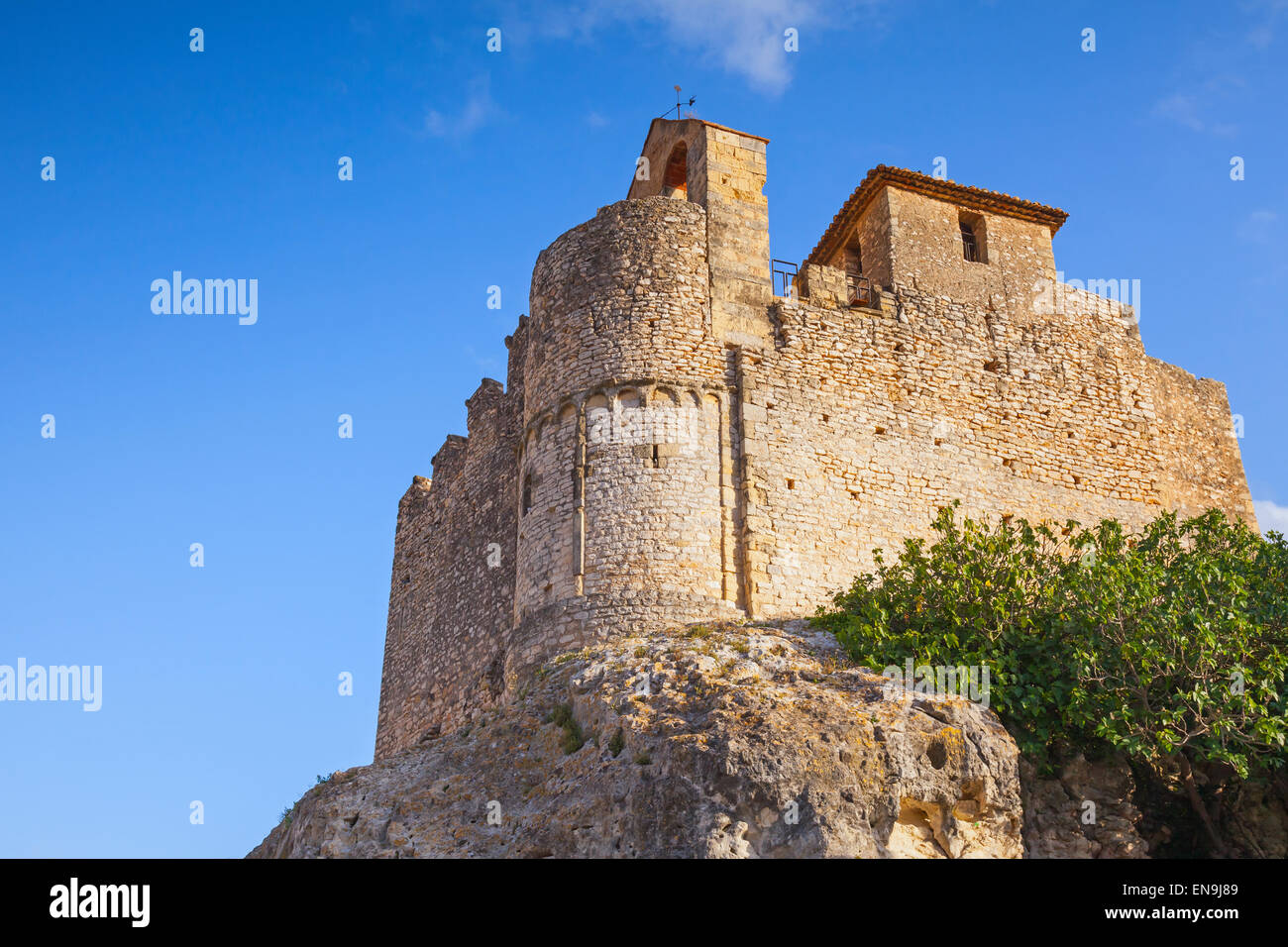 Mittelalterliche steinerne Burg auf dem Felsen in Spanien. Wahrzeichen von Calafell Stockfoto