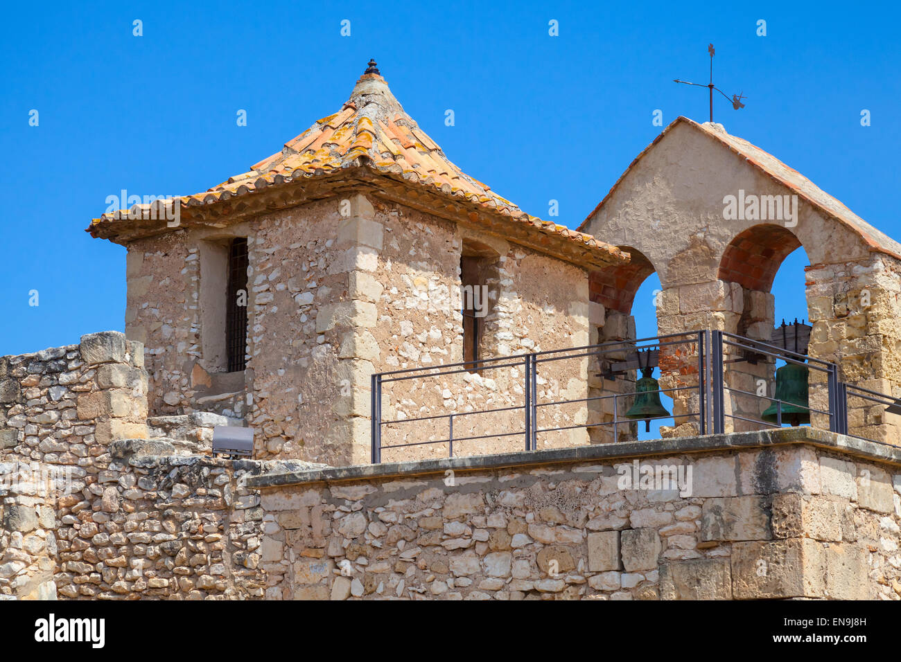 Mittelalterliche steinerne Burg in der Stadt von Calafell, Spanien Stockfoto