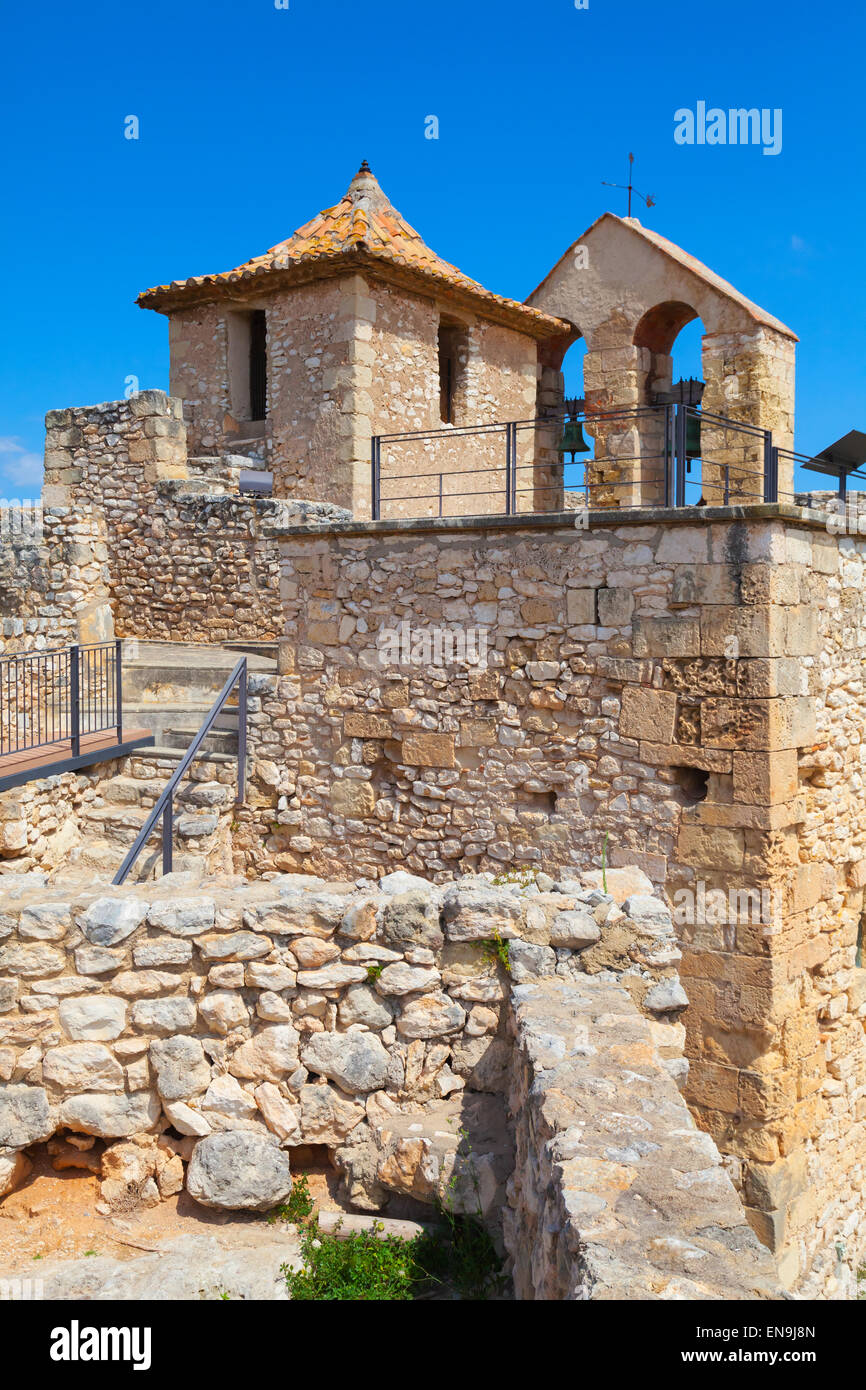 Mittelalterliche Burg nach außen, alten Calafell Stadt, Spanien. Vertikale Foto Stockfoto