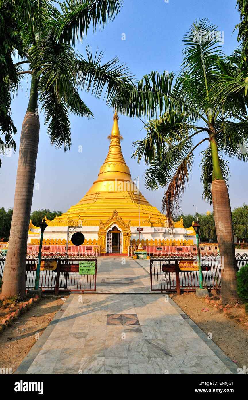 Myanmar-Tempel (Lokamani Cula Pagode) ist ein glänzendes Gold und weiße Struktur anmutig schweben in den Himmel Stockfoto
