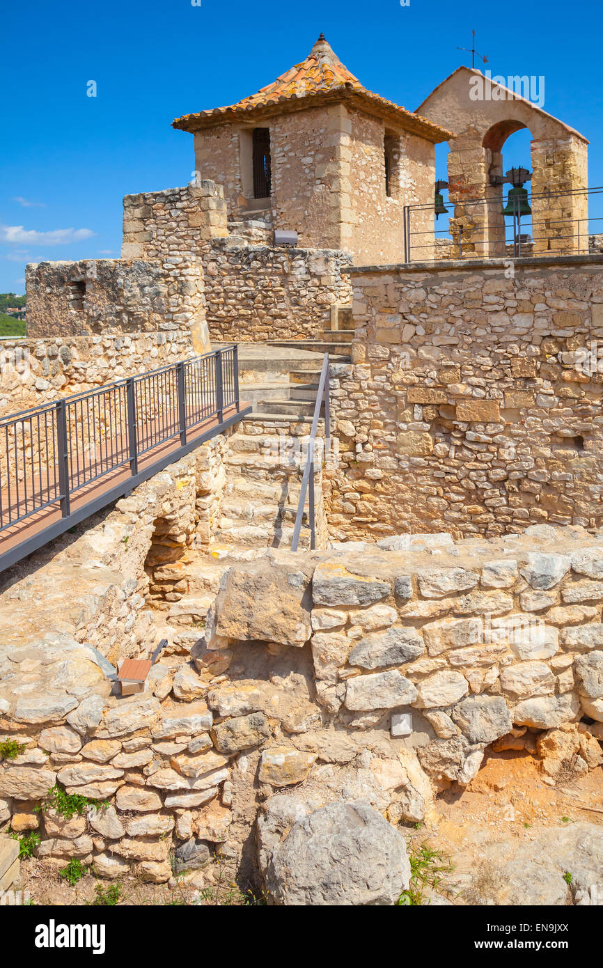 Mittelalterliche Steinburg in alten Calafell Stadt, Spanien, vertikale Foto Stockfoto