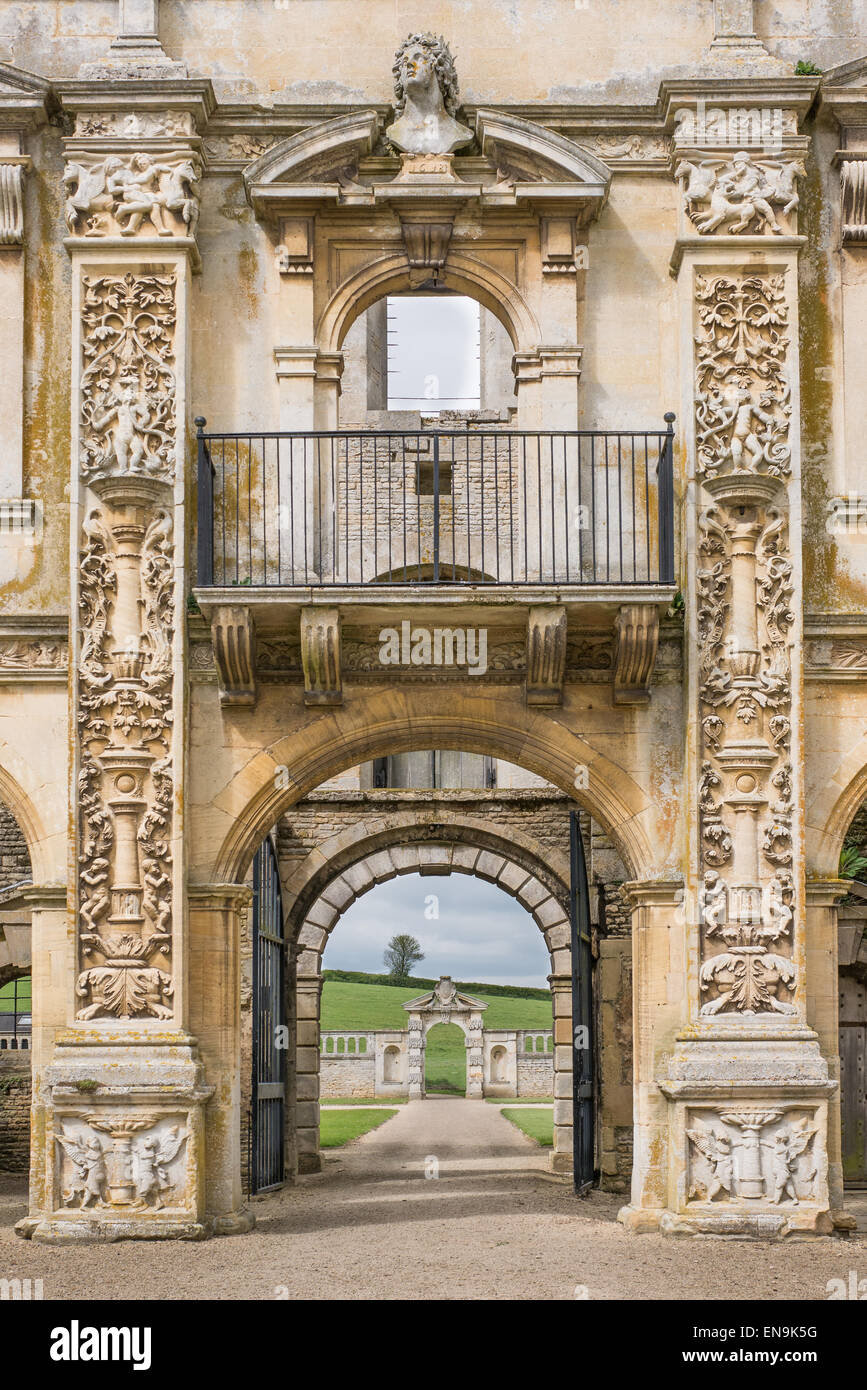 Haupteingang, gebaut von innerhalb des Gebäudes in Kirby Hall, einem Herrenhaus vor den Toren Corby, England, gesehen in der sixteent Stockfoto