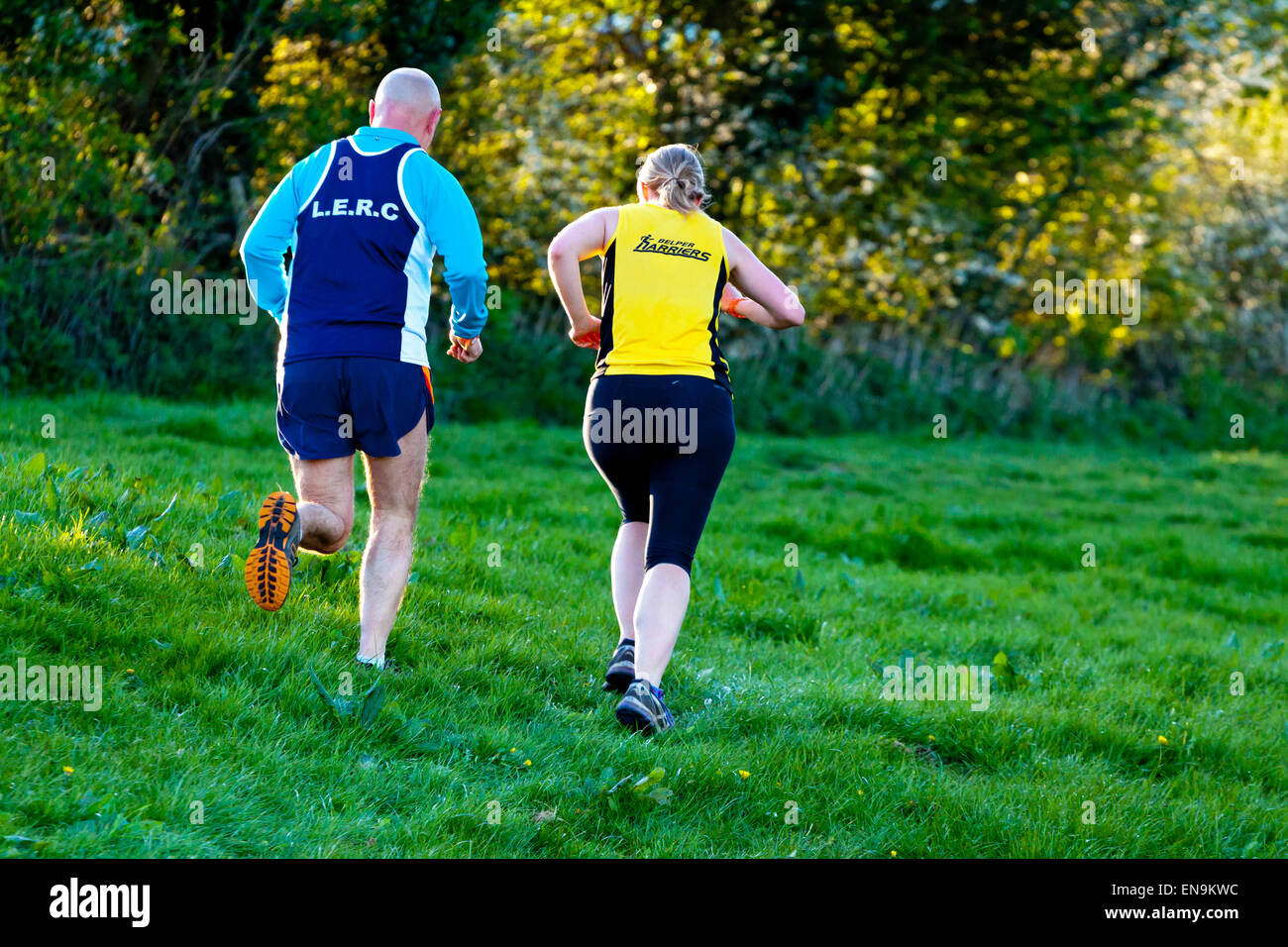 Rennfahrer fiel Langlauf quer über einem Hügel in der Nähe von Matlock Bath im Peak District Derbyshire Dales England UK Stockfoto