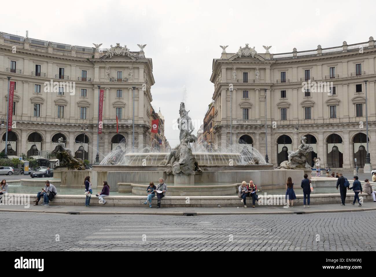 Leute sitzen am Brunnen der Najaden in der Piazza della Repubblica, Roma, Italien Stockfoto