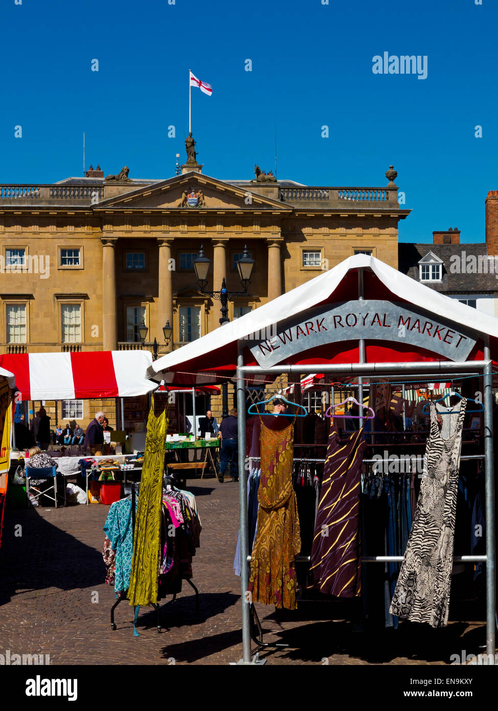 Marktplatz und Rathaus in Newark on Trent eine traditionelle Marktstadt in Nottinghamshire East Midlands England UK Stockfoto