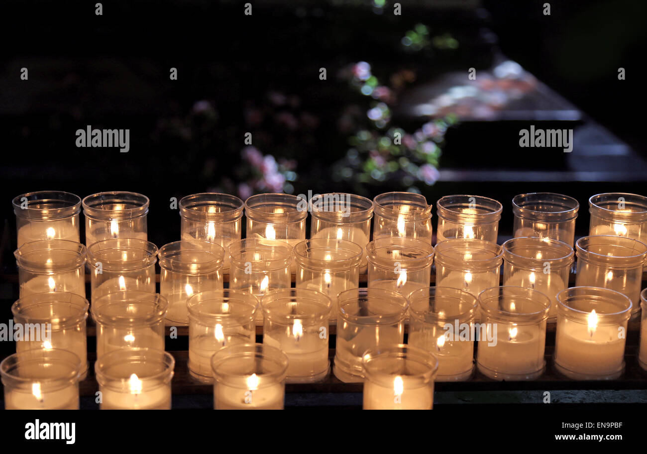 viele Kerzen, in einer Kirche zu beten Stockfoto