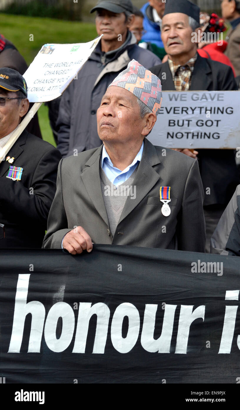 London, UK. 30. April 2015. Wie die Gurkha Regimente bereiten an diejenigen Mitglieder, die haben in den letzten 200 Jahren starb, zog sich Gurkhas Protest gegen die schlechte Behandlung und Ungerechtigkeit zu erinnern, in Bezug auf Redundencies, Löhne und Renten Credit: PjrNews/Alamy Live News Stockfoto