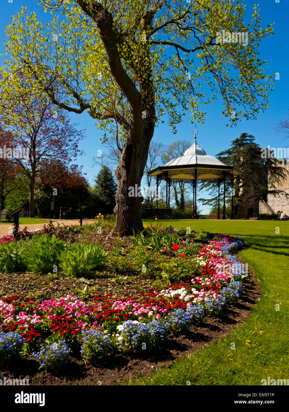 Gärten auf Newark Castle in Newark auf Trent Nottinghamshire England Großbritannien Mitte des 12. Jahrhunderts erbaut und im 19. Jahrhundert restauriert Stockfoto