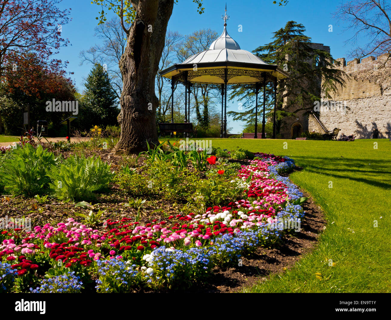 Der Garten auf Newark Castle in Newark auf Trent Nottinghamshire England Großbritannien Mitte des 12. Jahrhunderts erbaut und im 19. Jahrhundert restauriert Stockfoto