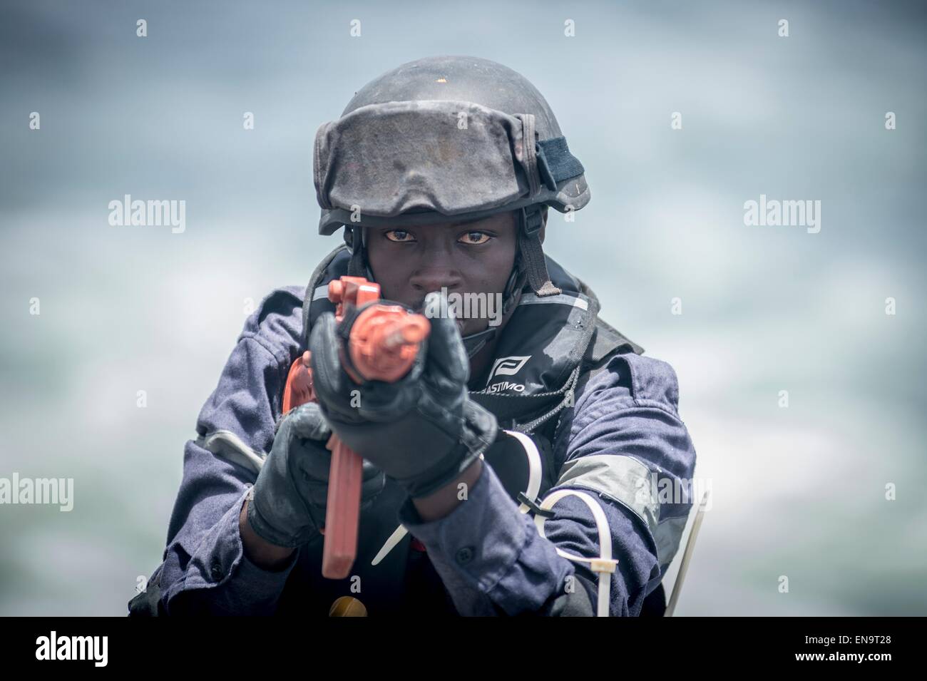 Senegalesische Truppen während eines Besuchs, Board, Durchsuchung und Beschlagnahme Bohrers auf Military Sealift Command gemeinsame High-Speed-Schiff USNS Speerspitze während der Übung der Sahara Express 25. April 2015 in den Golf von Guinea. Stockfoto