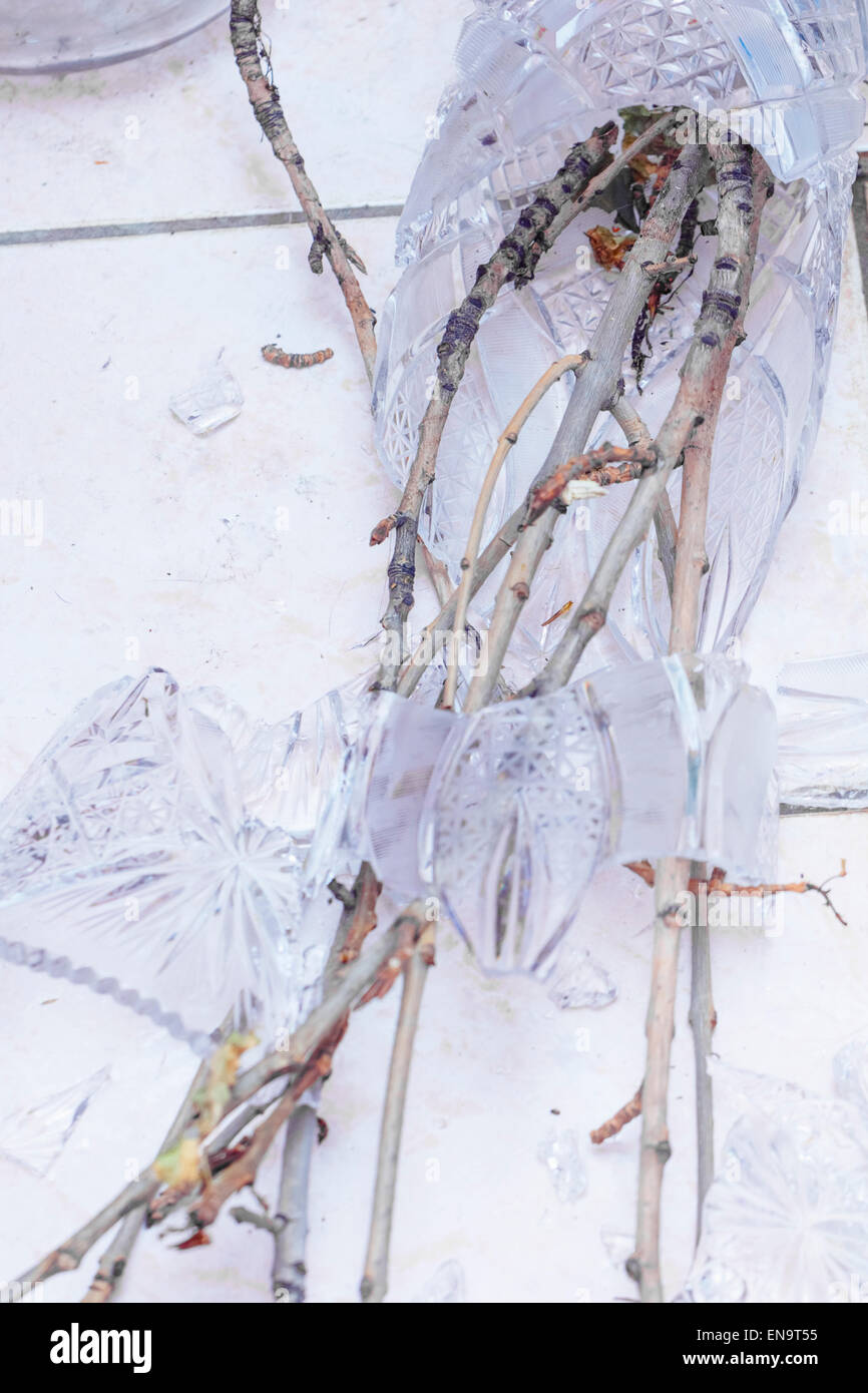 Braune Äste in zerbrochene Vase im Haus Stockfoto