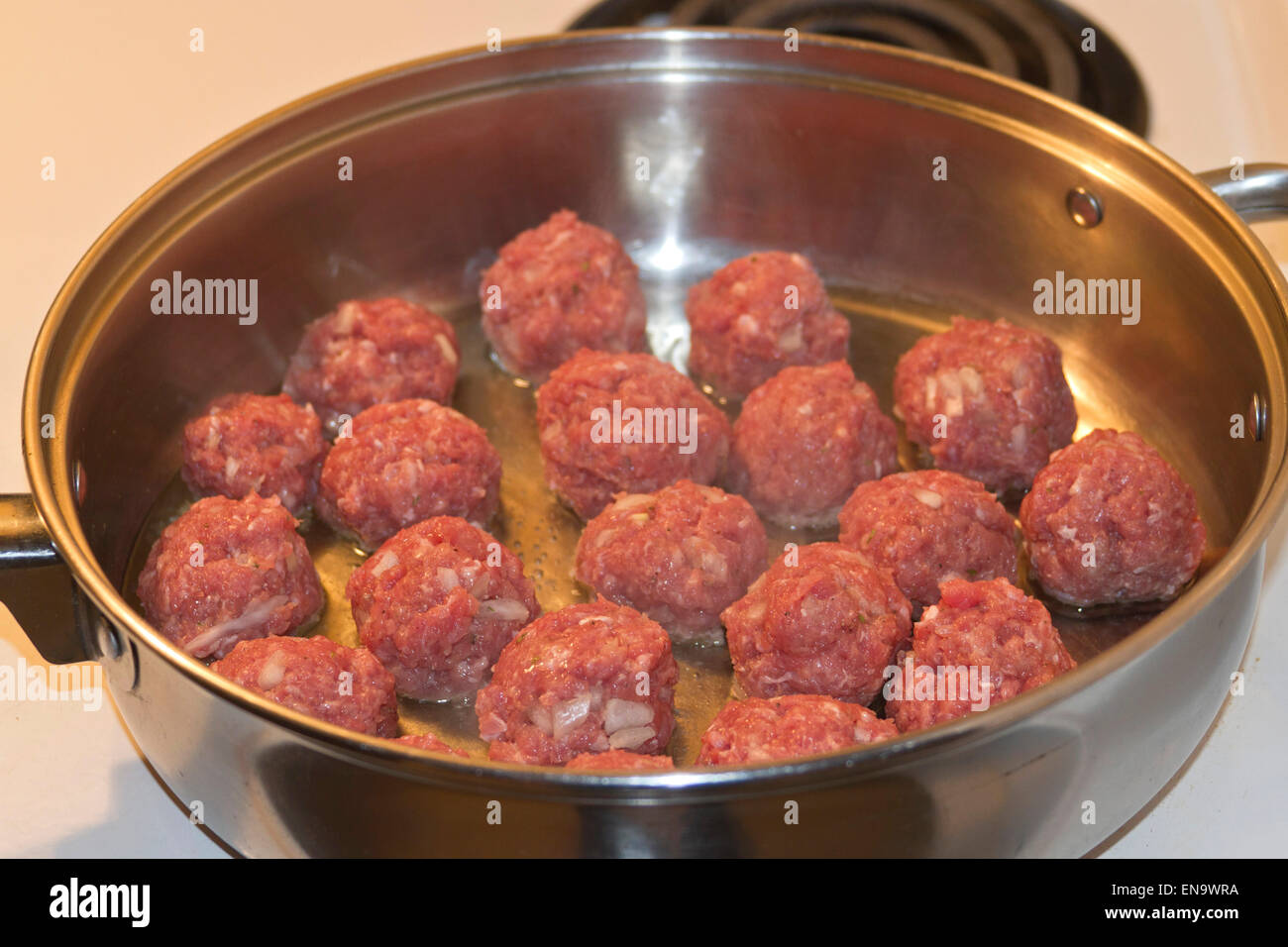 Nahaufnahme der köstliche Fleischbällchen am Anfang in Öl in einer Pfanne auf dem Herd köcheln lassen Stockfoto