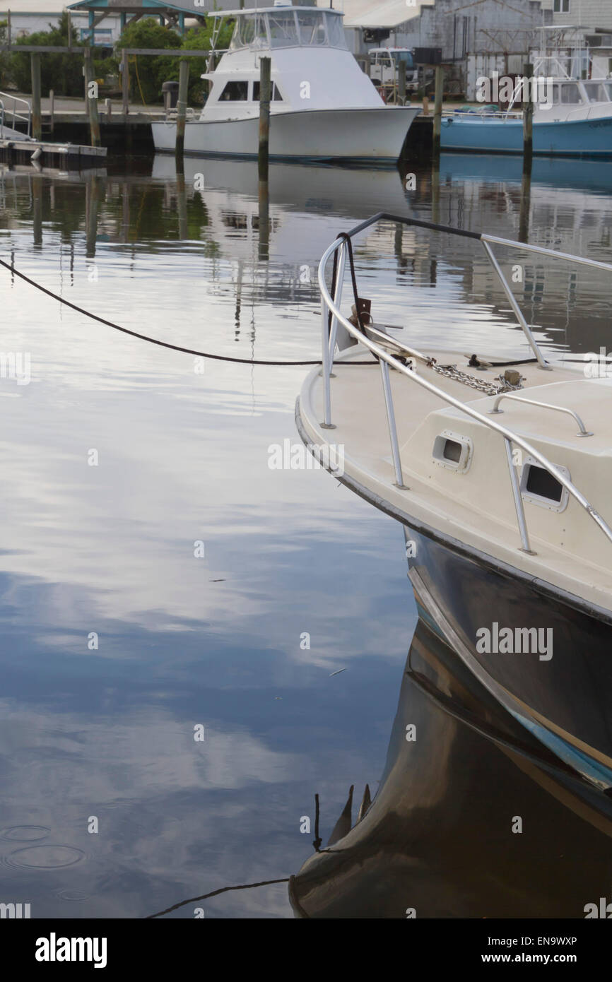Boote sicher in den Hafen von reflektierenden Gewässern Stockfoto