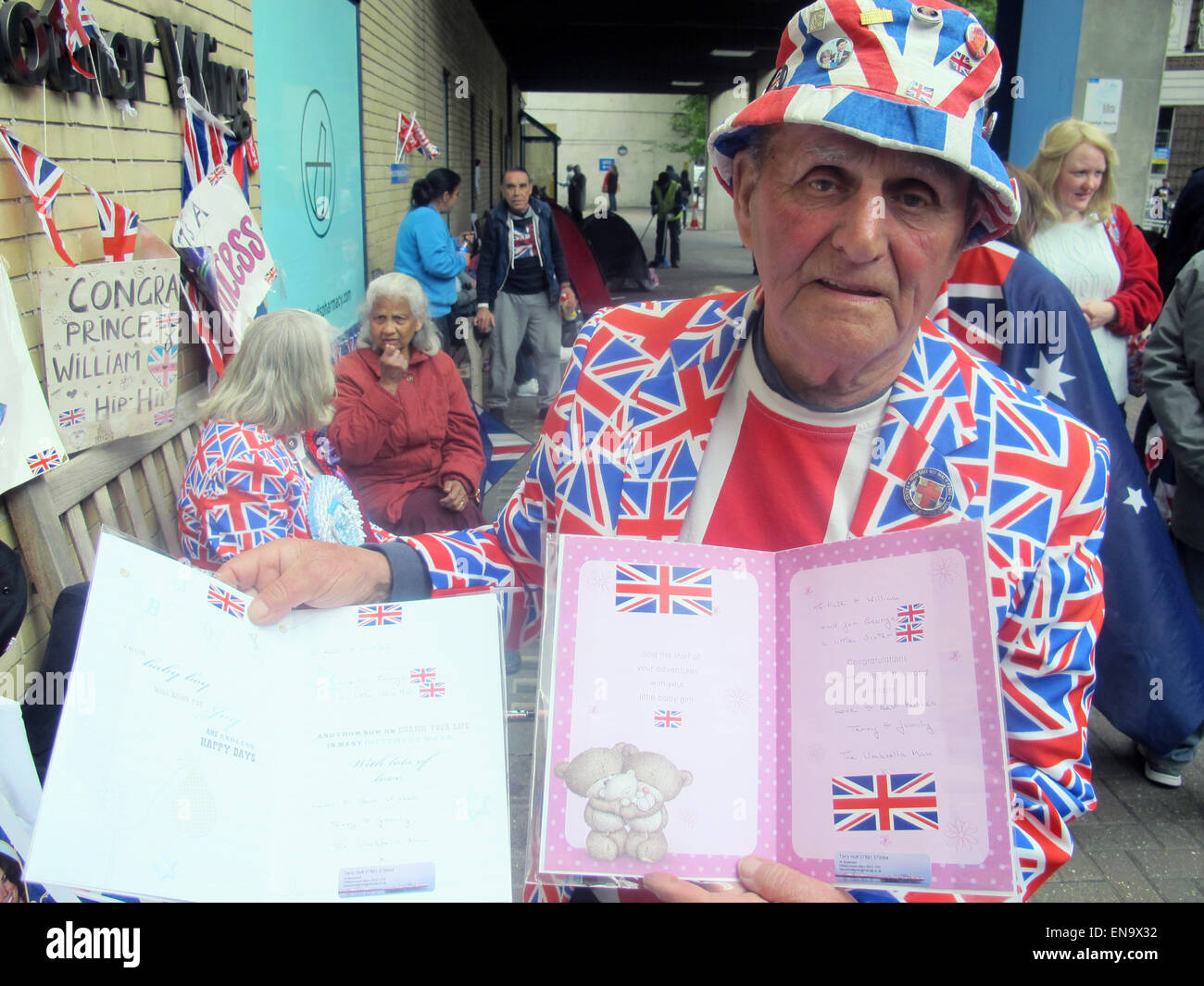 London, UK. 30. April 2015. Brite Terry Hutt zeigt zwei Grußkarten für das erwartete königliche Baby für einen jungen und ein Mädchen an seinem 80. Geburtstag vor St. Marien-Hospital in London, England, 30. April 2015. Herzogin Kate wird ihr zweites Baby im Krankenhaus gebären. Foto: BRITTA SCHULTEJANS, Dpa/Alamy Live News Stockfoto