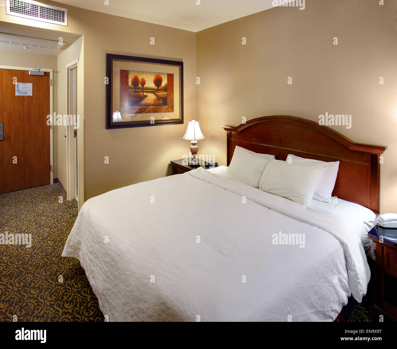 Das Innere einer mid-Scale Hotel-Suite mit einem Queen-Bett. Stockfoto Das Innere einer mid-Scale Hotel-Suite mit einem Queen-Bett. Stockfoto