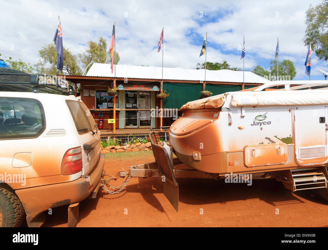 Outback fahren, Auto Fahren mit einem Anhänger in den roten Staub bedeckt, Kimberley Region, Western Australia, WA, Australien Stockfoto