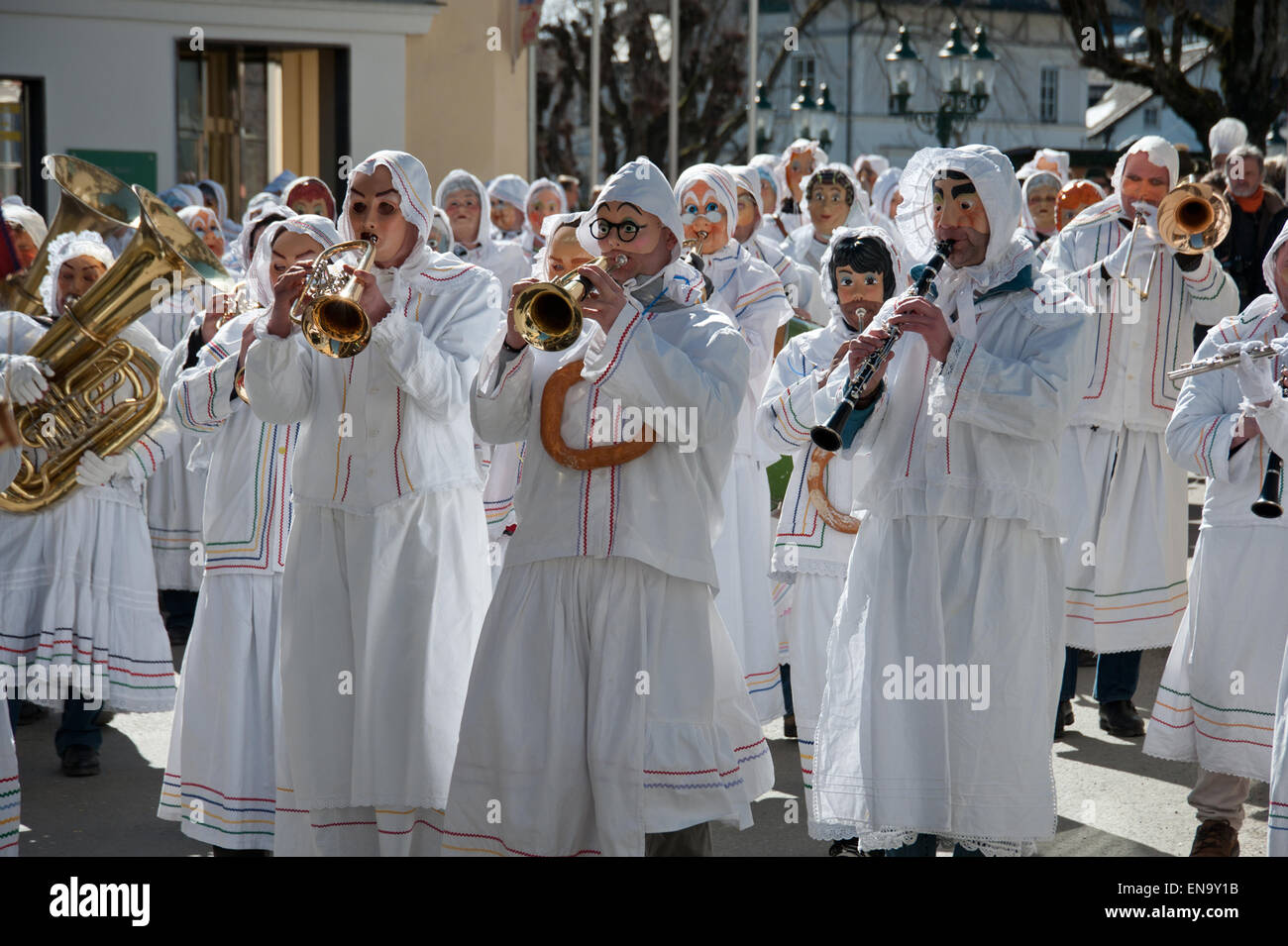 Trommelweiber ihre Musikinstrumente zu spielen, während ihre Karnevalszug in Bad Aussee, Steiermark, Österreich Stockfoto