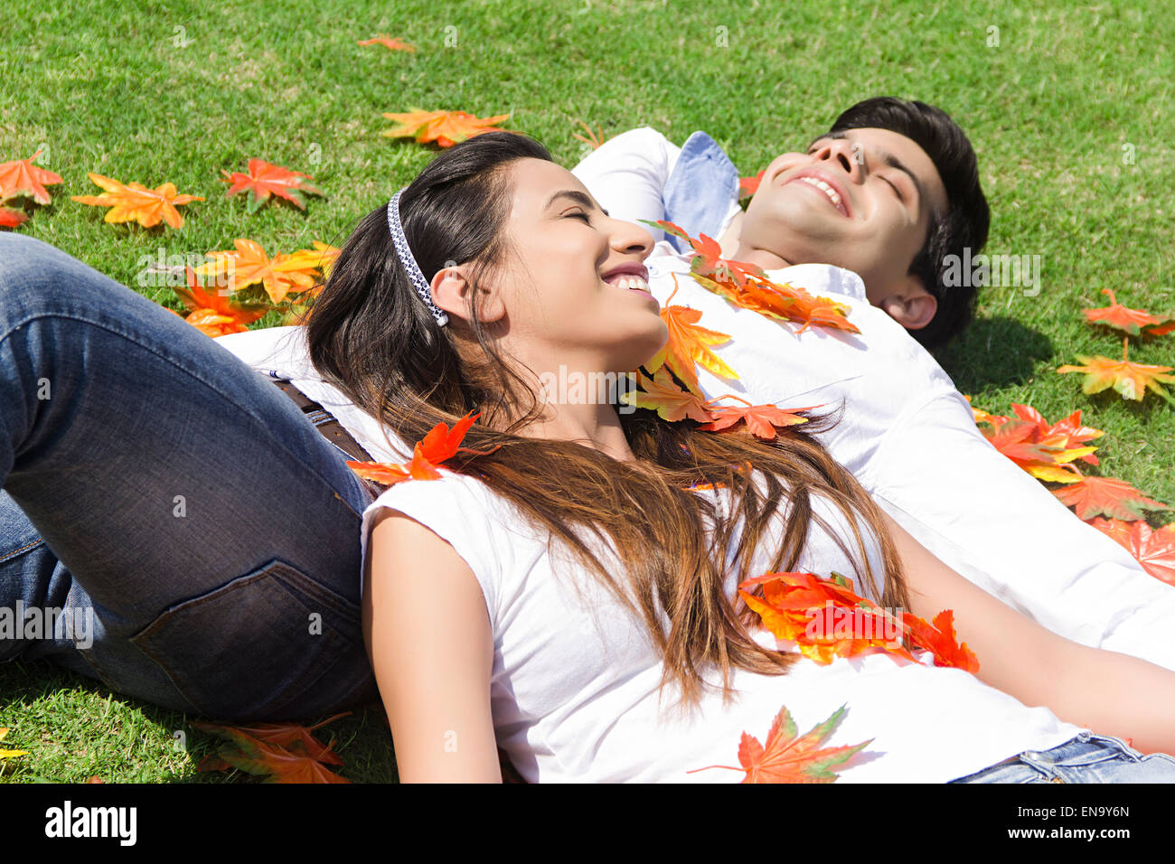 2 indische verheiratete Paare Park genießen Stockfoto