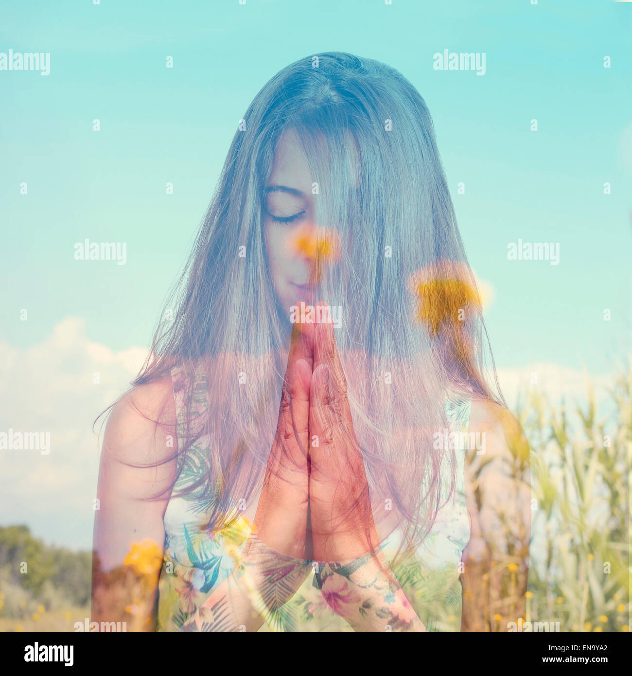 Doppelbelichtung eine junge Brünette Frau, meditieren und eine friedliche Landschaft mit gelben Blüten Stockfoto
