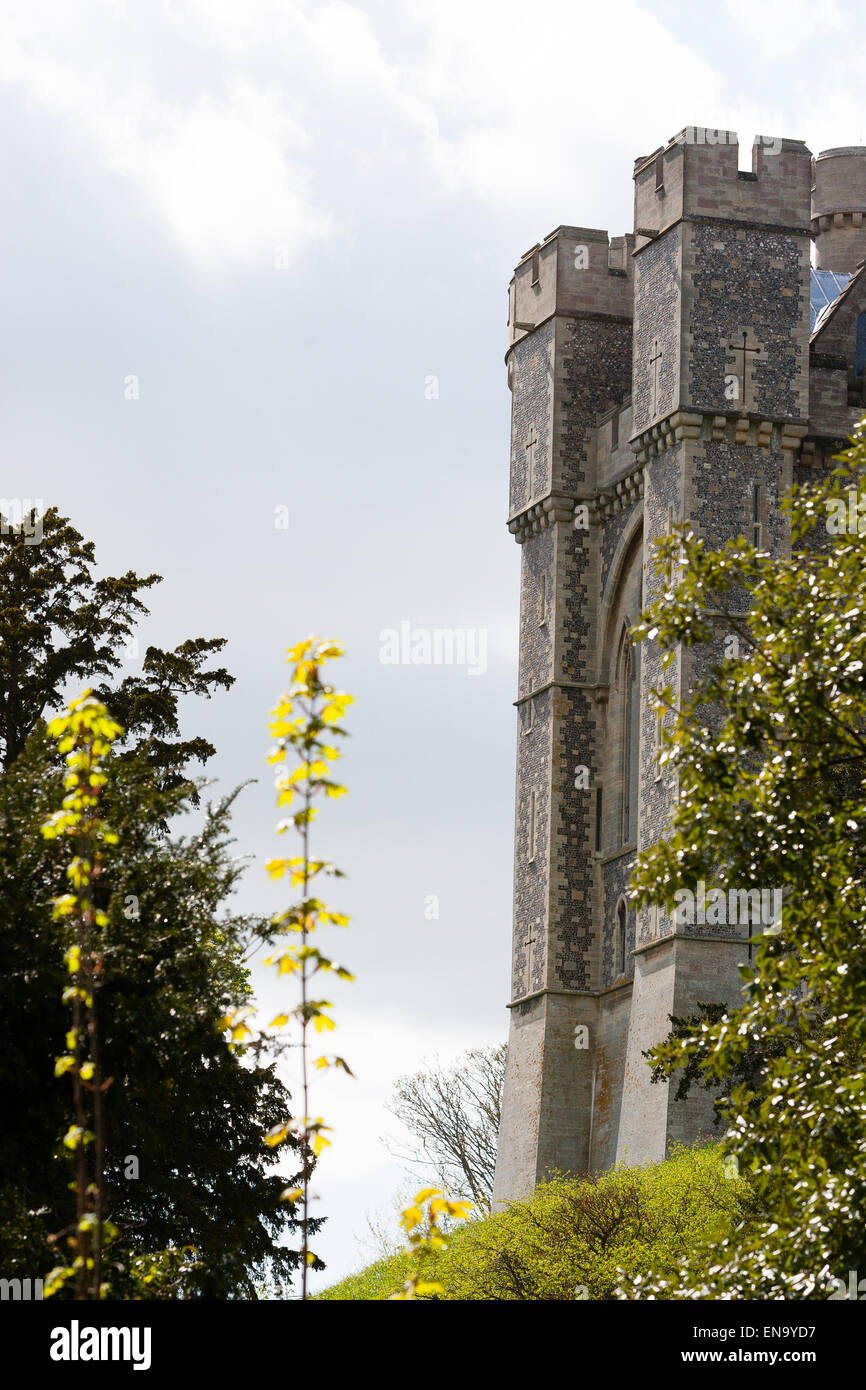 Arundel, UK. 30. April 2015.  Ansicht von Arundel Castle, umgeben von Laub im Frühjahr. Bildnachweis: Dave Stevenson/Alamy Live-Nachrichten Stockfoto