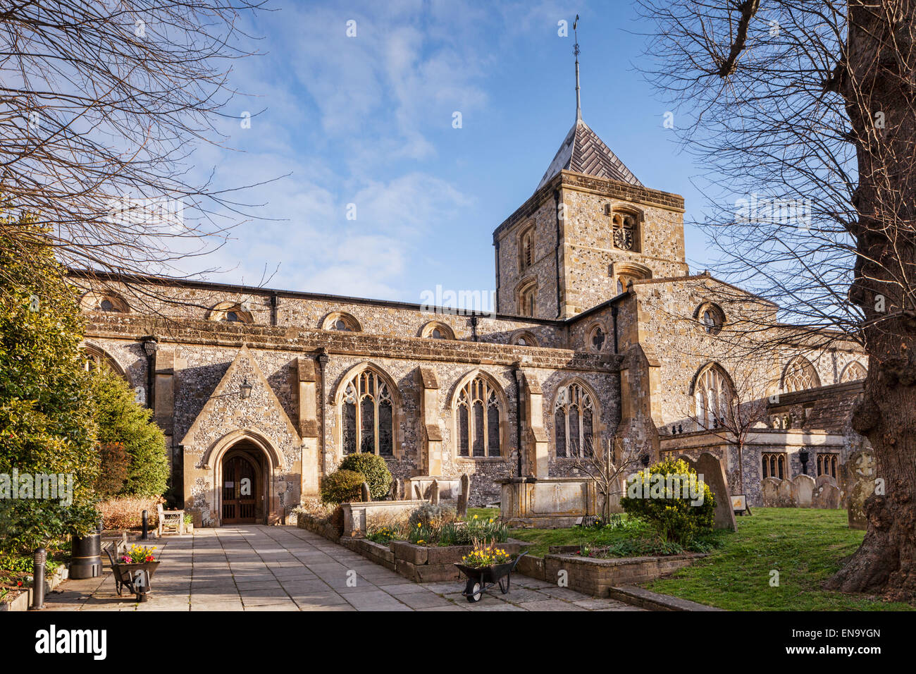 Die Pfarrei und Priorat St. Nikolauskirche, Arundel, Sussex, England, UK, an einem sonnigen Tag im zeitigen Frühjahr. Stockfoto